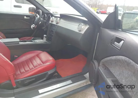 2005 Ford Mustang z USA, uszkodzony, nr VIN 1ZVHT84N655257492